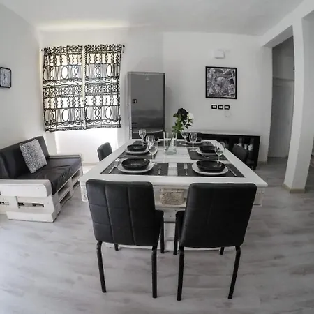 Vakantiehuis Black&white *