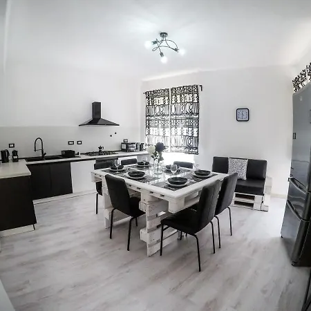 Holiday home Black&white